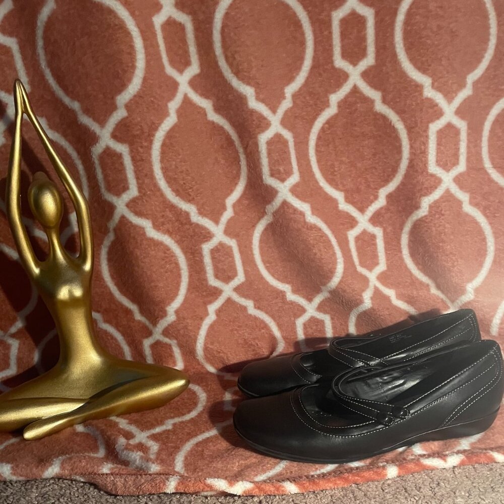 MY SOFT Women’s Size 8.5 Navy Closed-Toe Heels - Picture 2 of 8